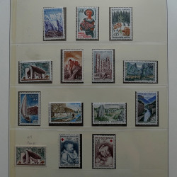 Collection timbres de France 1965-1974 neufs** en album Lindner.