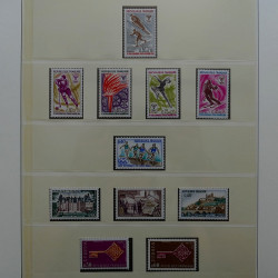 Collection timbres de France 1965-1974 neufs** en album Lindner.