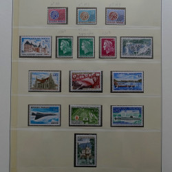 Collection timbres de France 1965-1974 neufs** en album Lindner.