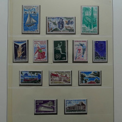 Collection timbres de France 1965-1974 neufs** en album Lindner.