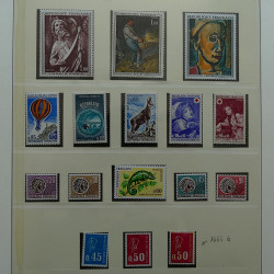 Collection timbres de France 1965-1974 neufs** en album Lindner.