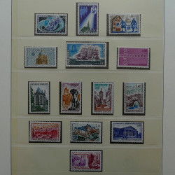 Collection timbres de France 1965-1974 neufs** en album Lindner.