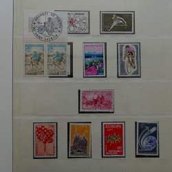 Collection timbres de France 1965-1974 neufs** en album Lindner.