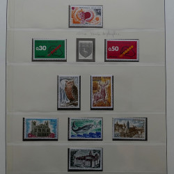 Collection timbres de France 1965-1974 neufs** en album Lindner.