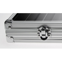 Vitrine en aluminium avec 12 cases pour objets de collection.