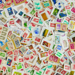 Courrier non trié timbres de France sur fragments au kilo.
