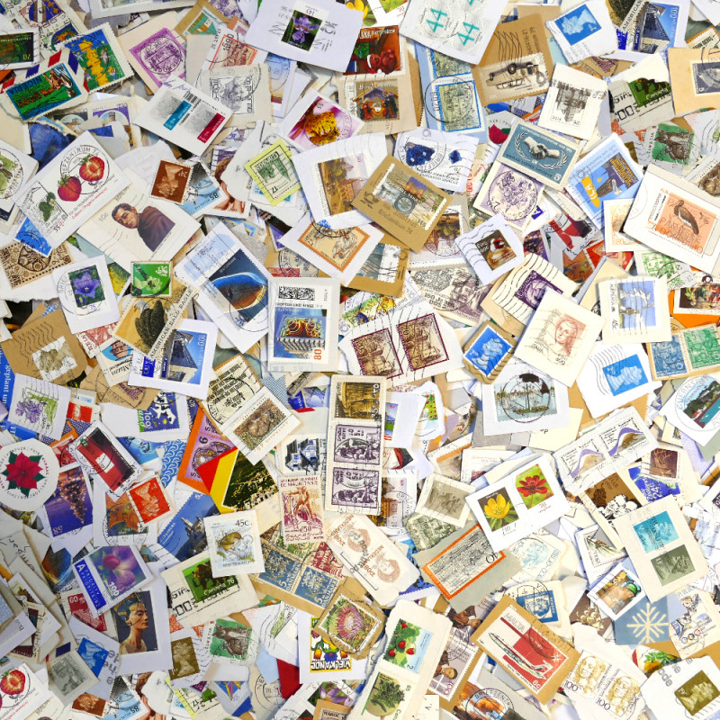 Tous pays timbres sur fragments au kilo.