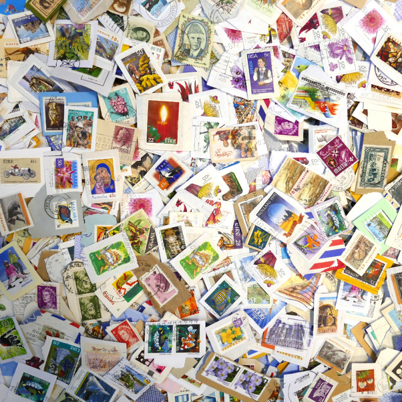 Empire Britannique timbres sur fragments au kilo.