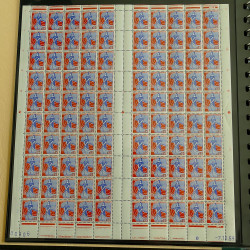 Lot de timbres et divers commémoratifs du monde en album.