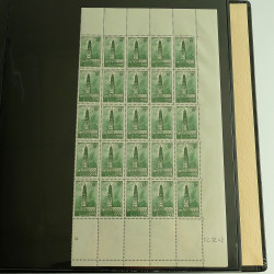 Lot de timbres et divers commémoratifs du monde en album.