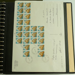 Lot de timbres et divers commémoratifs du monde en album.