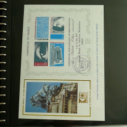 Lot de timbres et divers commémoratifs du monde en album.