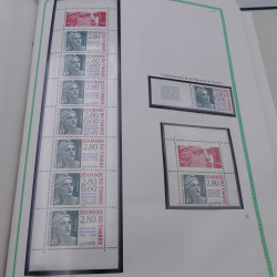 Collection timbres de France 1977-1999 neufs complet en album.