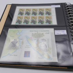 Lot de feuillets de timbres Nouvelle Calédonie neufs** en album.