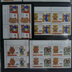 Collection timbres du monde neufs** et oblitérés.