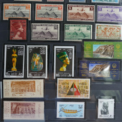 Collection timbres du monde neufs** et oblitérés.