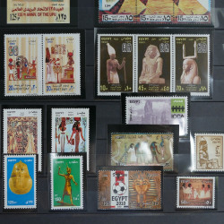 Collection timbres du monde neufs** et oblitérés.