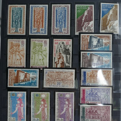 Collection timbres du monde neufs** et oblitérés.