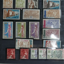 Collection timbres du monde neufs** et oblitérés.