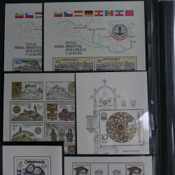 Collection timbres du monde neufs** et oblitérés.