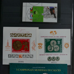 Collection timbres du monde neufs** et oblitérés.