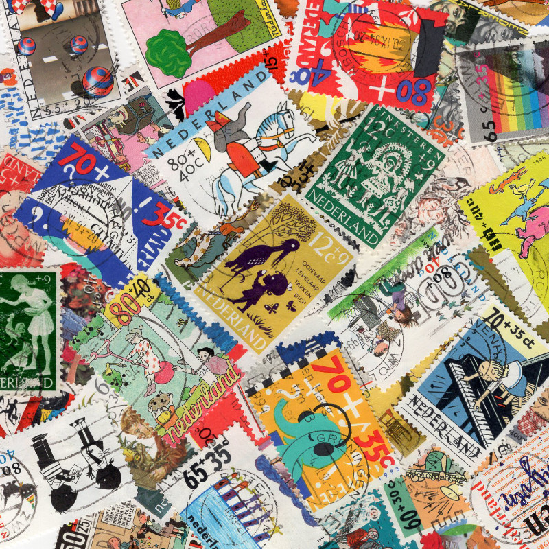 Pays-Bas 50 timbres surtaxés tous différents.