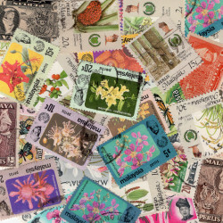 Perlis 25 timbres de collection tous différents.