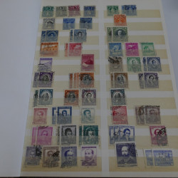 Valise philatélique avec timbres de France et monde à trier.