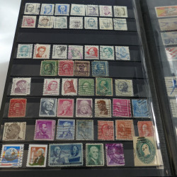 Vrac philatélique de timbres du monde en un carton.