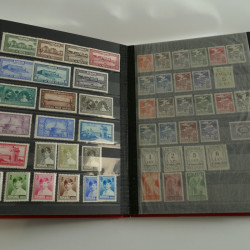 Vrac philatélique de timbres du monde en un carton.