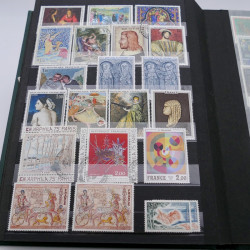 Vrac philatélique de timbres de France et monde en un carton.