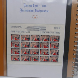 Collection feuillet de timbres Liechtenstein Europa 1961-1999 en 2 albums.