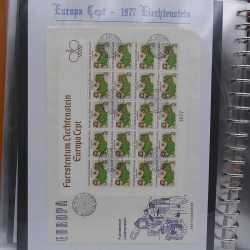 Collection feuillet de timbres Liechtenstein Europa 1961-1999 en 2 albums.