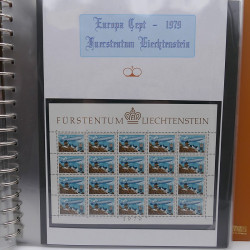 Collection feuillet de timbres Liechtenstein Europa 1961-1999 en 2 albums.