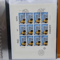 Collection feuillets de timbres Europa 1960-1999 en 13 albums.