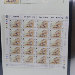 Collection feuillets de timbres Europa 1960-1999 en 13 albums.