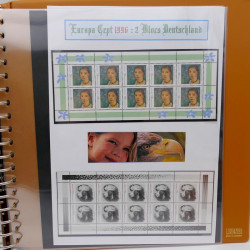 Collection feuillets de timbres Europa 1960-1999 en 13 albums.