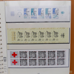 Collection carnets de timbres de France 1963-2011 neufs en 2 albums.