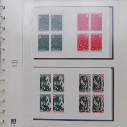 Collection carnets Croix-Rouge de France 1965-1999 en album Safe.