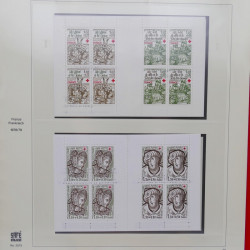Collection carnets Croix-Rouge de France 1965-1999 en album Safe.
