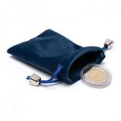 Sachet bleu en velours pour monnaies de collection.