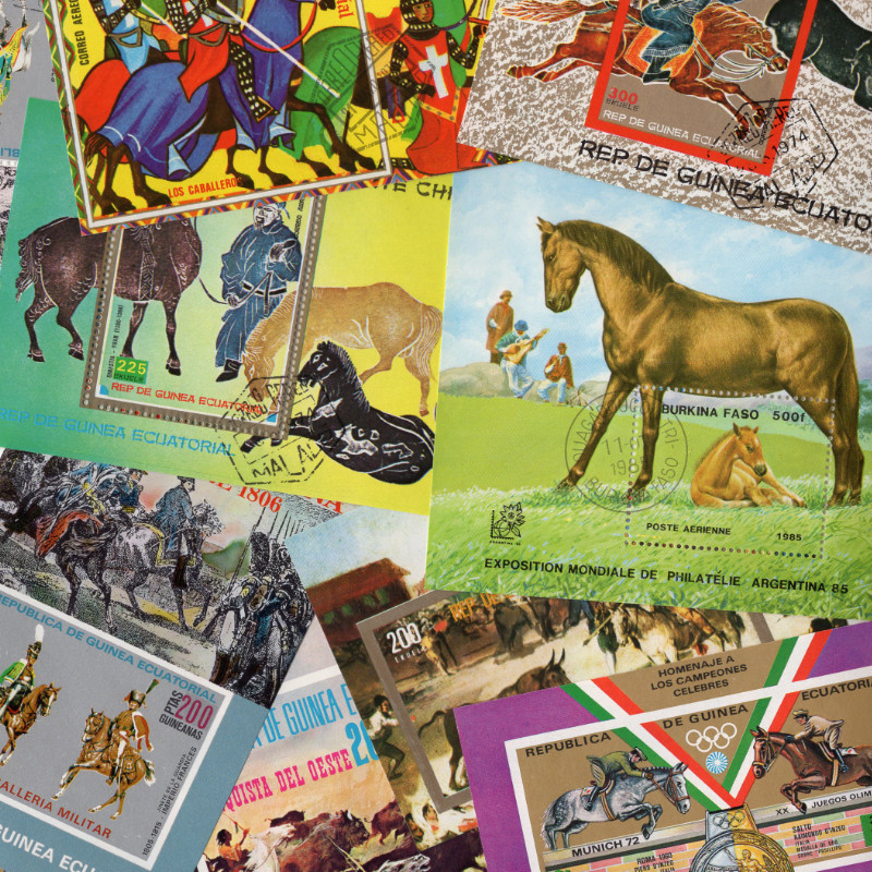 Chevaux 10 blocs-feuillets de timbres thématiques.