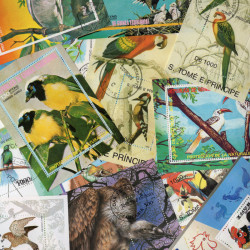 Oiseaux 25 blocs-feuillets de timbres thématiques.