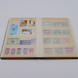 Vrac philatélique de timbres du monde en un carton.