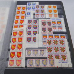 Stock de timbres de France neufs** en deux albums.
