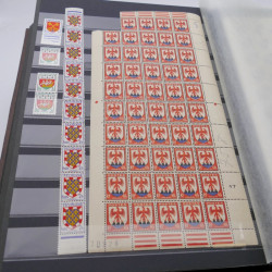 Stock de timbres de France neufs** en deux albums.