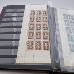 Stock de timbres de France neufs** en deux albums.