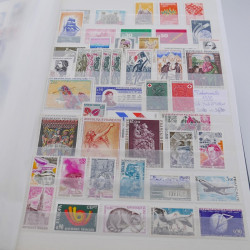 Lot de timbres de France 1926-2005 neufs et oblitérés en un album.