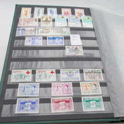 Lot de timbres de Cambodge 1965-2001 neufs et oblitérés en album.