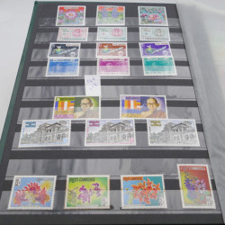 Lot de timbres de Cambodge 1965-2001 neufs et oblitérés en album.